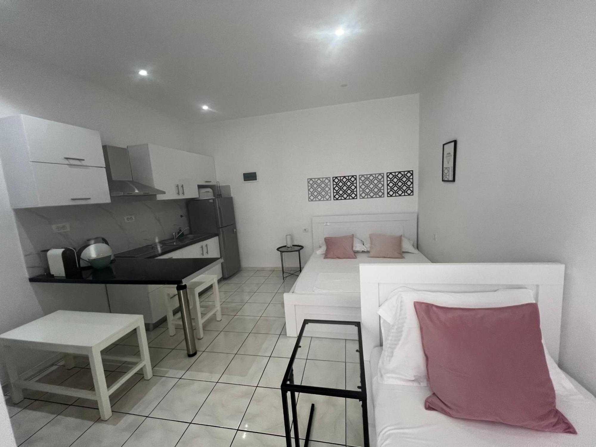 Spile Rooms Lukas Himare Exterior photo