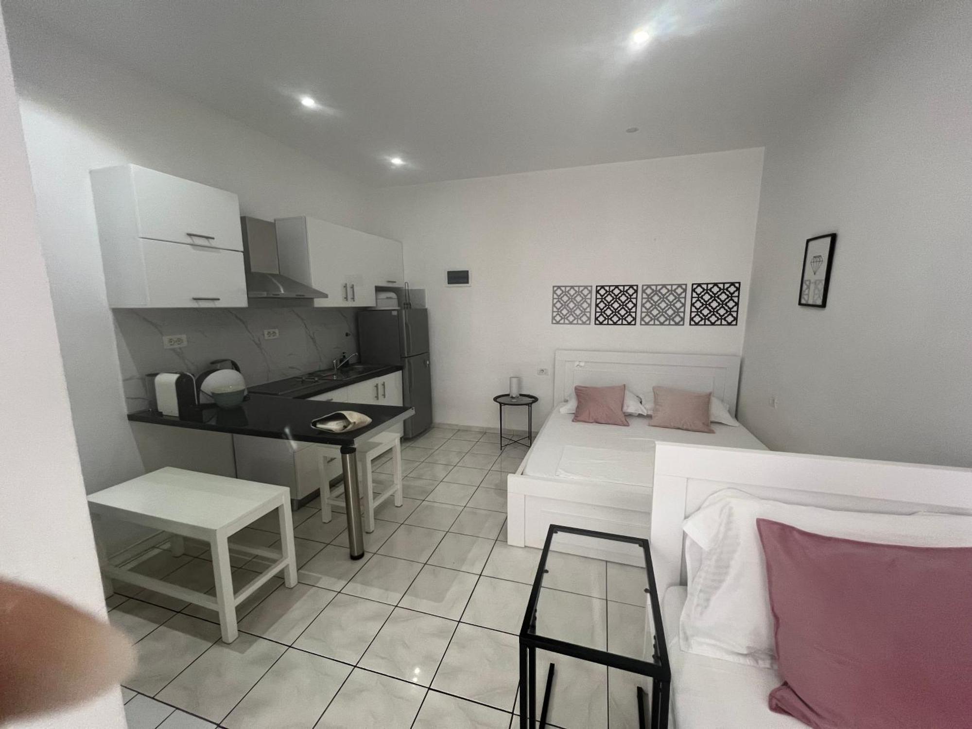 Spile Rooms Lukas Himare Exterior photo